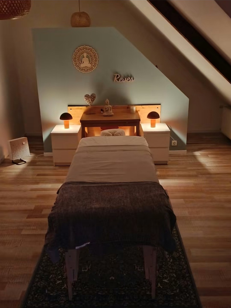 La salle de massage, sa table confortable et sa lumière tamisée
